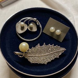 Pearl Brooch/Earring Set Costume Jewelry